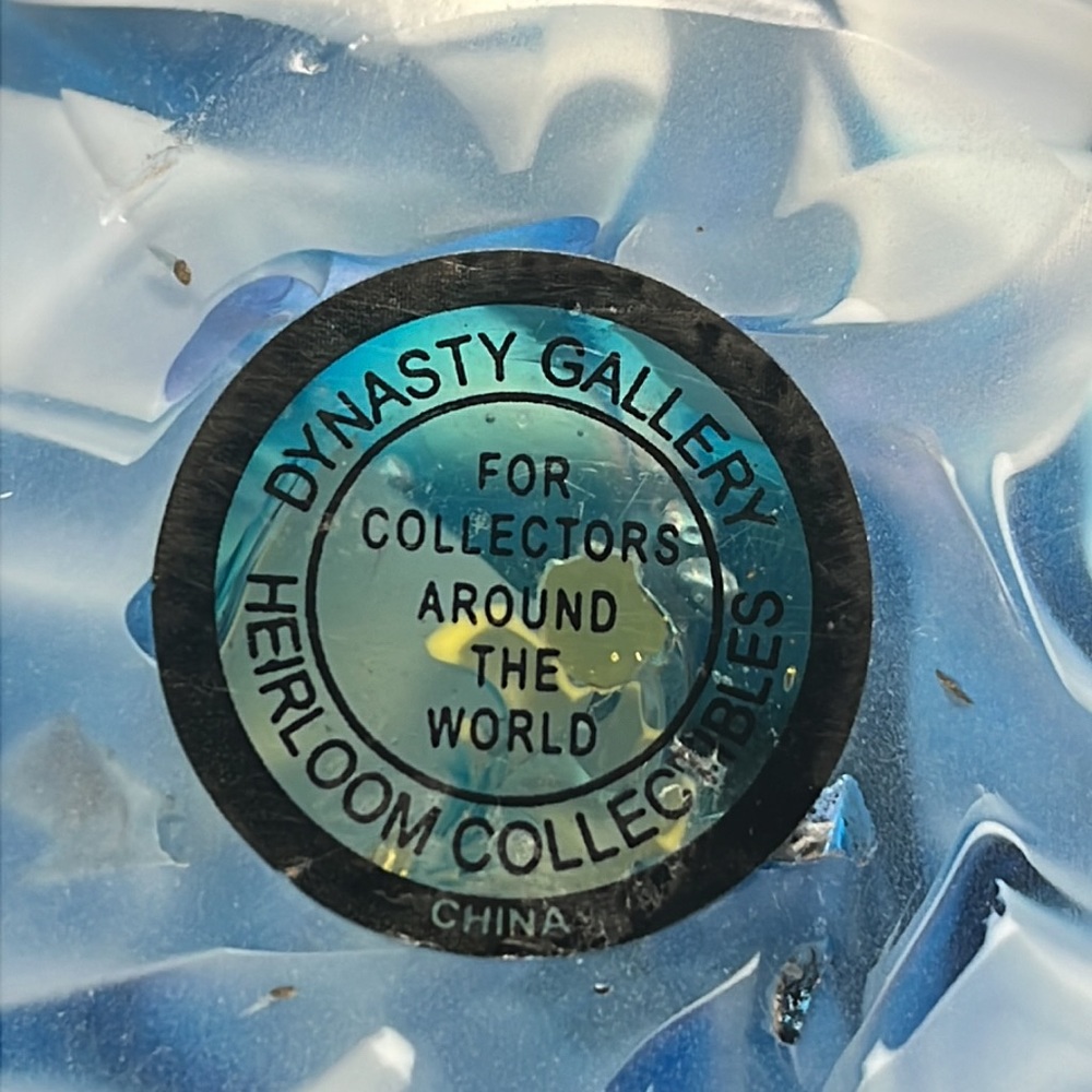 Dynasty Gallery glass paperweight - Picture 7 of 7